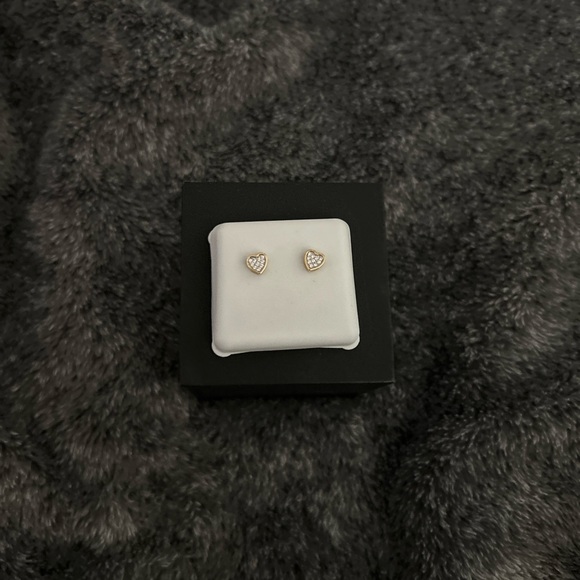 18kt plated heart with diamond 💎 VVSC stud earrings 🤩🎁 - Picture 2 of 2